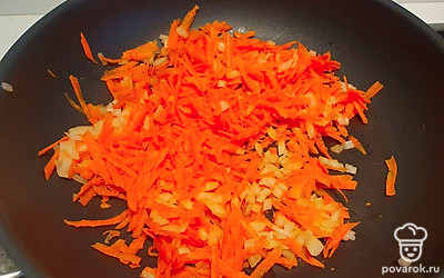 В это время натереть морковь, нарезать лук и пассеровать на растительном масле. 