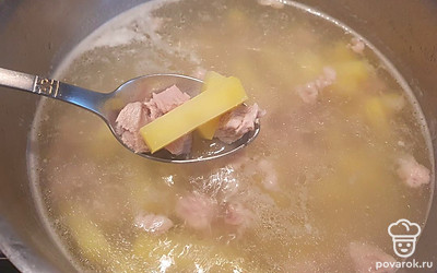 Почистить картофель и нарезать брусочками, добавить в бульон. Достать мясо и мелко нарезать. 