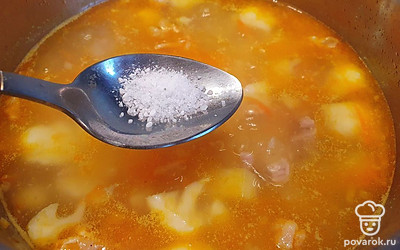 Добавить соль и довести до нужного вкуса.