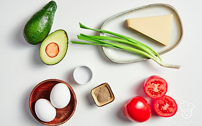 Вымойте авокадо и помидоры. Разрежьте авокадо вдоль и удалите косточку. Промойте и просушите микрозелень и лук. Приготовьте пищевую фольгу. Разогрейте духовку до 180 градусов.