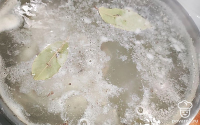 Отварить бульон в течение 1,5 часов. Добавить лавровый лист и душистый перец горошком.