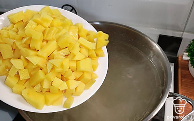 Отварное мясо на кости убрать из бульона. Картофель очистить и помыть, нарезать кубиком и добавить в готовый бульон. Отварить картофель в течение 10 минут.