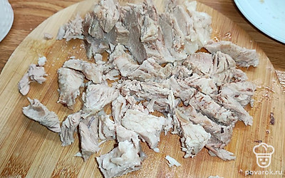 Мясо снять с кости, нарезать на кусочки и вернуть в бульон. Добавить соль по вкусу.