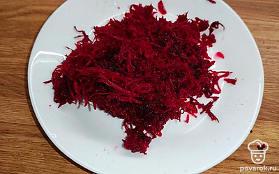 Сырую свеклу натереть на мелкой терке.