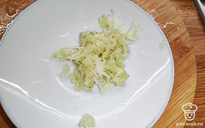 Чеснок измельчить.