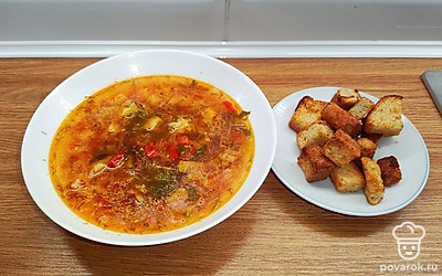 Подать щи с чесночным сухариками.