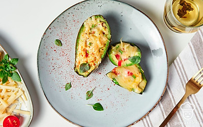 Перед подачей освободите авокадо от фольги, выложите на плоские порционные тарелки, оформите микрозеленью.