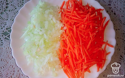 Натрите морковь на терке, а репчатый лук накрошите мелким кубиком.