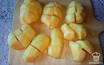 Картошку нашинкуйте крупными кусками.