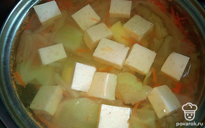 Нарежьте плавленые сырки на небольшие кусочки и выложите через минут 10 в кастрюлю к овощам. Варите суп еще 7-10 минут. Оставьте настояться минут 10-15.