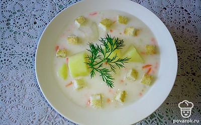 При подаче можно положить в суп сухарики: белый хлеб, подсушенный на сковороде до румяного цвета, украсить веточкой укропа.