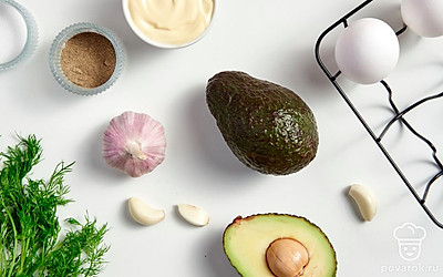 Яйца сварите вкрутую, остудите в холодной воде, очистите. Авокадо вымойте, удалите косточку, снимите кожицу. Чеснок очистите от шелухи. Укроп для подачи вымойте, обсушите, отделите веточки от стеблей.