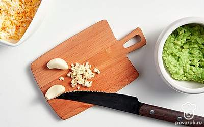 Измельчите продукты. Авокадо разомните в пюре, яйца пропустите через терку со средними зубчиками. Чеснок мелко нарежьте или пропустите через пресс.