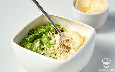 Соедините ингредиенты. Смешайте пюре из авокадо, чеснок и яйца. Сдобрите майонезом, приправьте небольшим количеством соли и перца. Активно перемешайте.