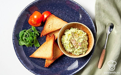 Закуску из авокадо перед подачей украсьте веточками свежего укропа.