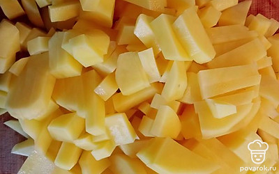 В готовый куриный бульон положить нарезанный небольшими брусочками картофель. 