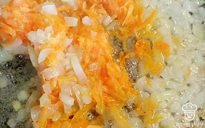 Сделать зажарку из лука и моркови.