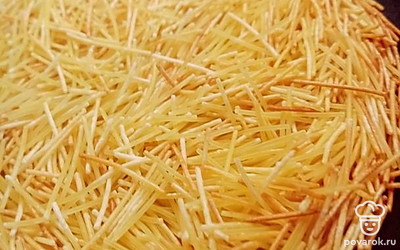 На сухой сковороде обжарить вермишель-паутинку до золотистого цвета.