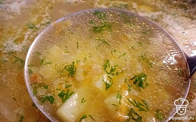 Добавить в суп зажарку. Проварить 3 минуты, выложить обжаренную паутинку. Варить до готовности картофеля и вермишели. Солить по вкусу.