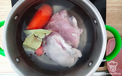 Готовим бульон. Бедра, целую морковь, лук, лавровый лист и горошек варим 1 час.