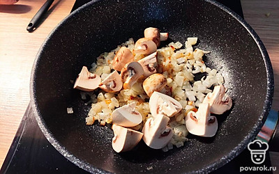 Мелко нарезанный лук и грибы обжариваем на растительном масле. 