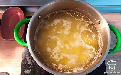 Через 1 час из бульона достаем курицу и отправляем туда картошку.