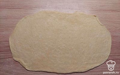 В это время смешиваем муку и яйцо, замешиваем тесто для лапши. Раскатываем и режем на тонкие полоски.