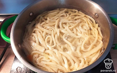Лапшу отправляем вариться к картошке.