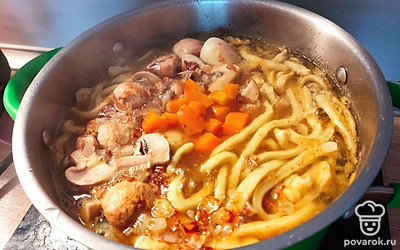 После готовности картошки и лапши добавляем лук и грибы. Также режем вареную в бульоне морковь на кубики.
