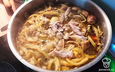 Бедра куриные разбираем на волокна и добавляем в лапшу. Готово.