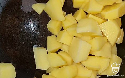 В чашу мультиварки положить нарезанный картофель. 