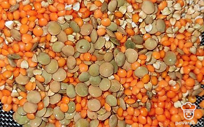 Зеленую гречку, красную и зеленую чечевицу промыть и добавить к картофелю. 