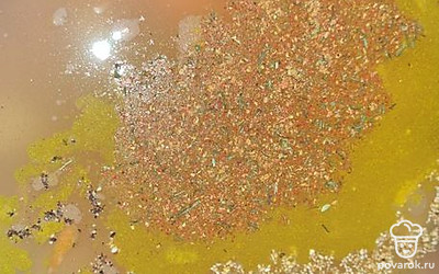 Залить водой, добавить соль и специи.