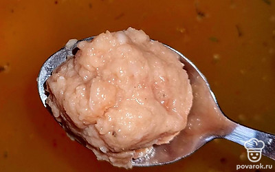 Из фарша, яйца и измельченного лука приготовить фрикадельки. Аккуратно ложкой выложить фрикадельки в воду, не перемешивать. Готовить в режиме супа 1 час.