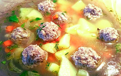 Подавать блюдо с зеленью и гренками.