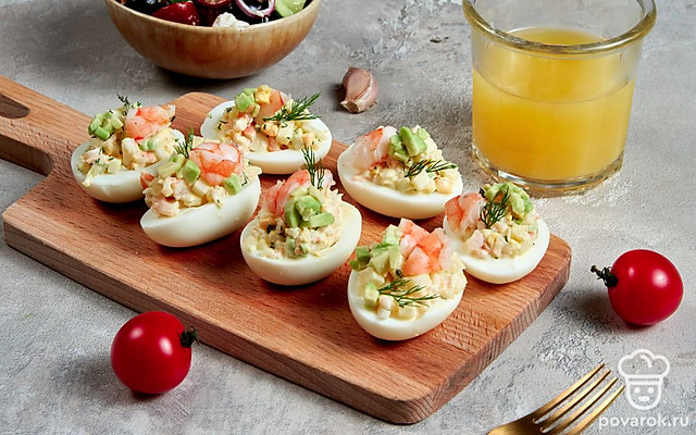 Фаршированные яйца с авокадо, ананасом и креветками на праздник — Рецепт с фото