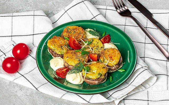 Шампиньоны, фаршированные сыром, кинзой и яйцом в духовке — Рецепт с фото