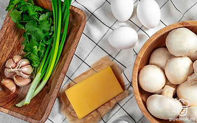 Шампиньоны тщательно, но при этом аккуратно промойте и просушите. Зелень, чеснок и яйца сполсоните, обсушите, используя бумажные полотенца. Сыр натрите на мелкой терке. Приготовьте противень и пищевую фольгу.