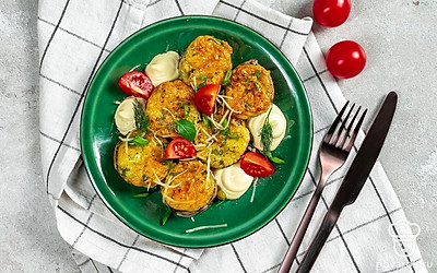 Ароматные фаршированные шампиньоны подайте к столу сразу же после приготовления, иначе блюдо потеряет свой вкус. Подавать закуску рекомендуется на прямоугольной тарелке или дощечке, так блюдо будет смотреться оригинальнее.