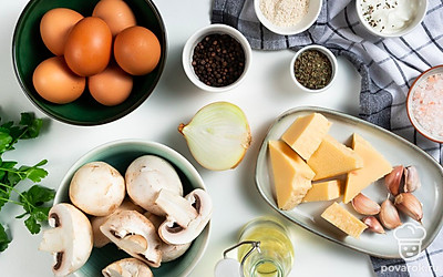 Закранее отварите яйца в подсоленной воде. Остудите и очистите. Промойте грибы, лук, петрушку. Обсушите зелень с помощью бумажного полотенца. Лук очистите от шелухи. Приготовьте жаропрочную форму. Включите духовку на 180 градусов.