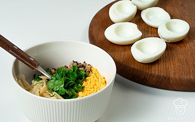 Сделайте фаршированные яйца. В глубокую емкость положите желток, грибы с луком, половину тертого сыра, петрушку. Добавьте сметану, соль, перец и специи, перемешайте. Наполните начинкой яйца. Сверху присыпьте оставшимся тертым сыром. Отправьте в духовку на 10 минут.