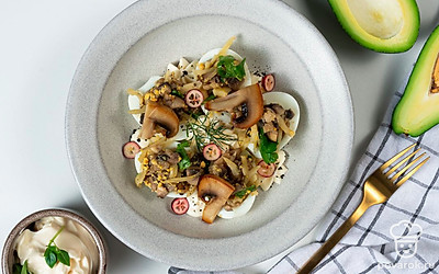 Фаршированные яйца с сыром оформите веточками кудрявой петрушки.