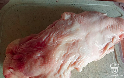 От тушки курицы отрежьте спинку, тщательно промойте ее, удалите потроха.