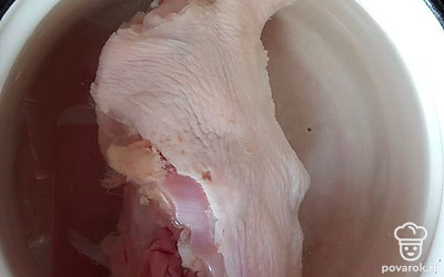 Налейте в кастрюлю холодную воду, положите туда курицу, поставьте кастрюлю на средний огонь и доведите до кипения.