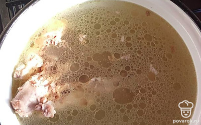 Когда курица закипит, снимите с нее пену, посолите, убавьте огонь и варите 15-20 минут.