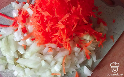 Пока бульон готовится, подготовьте овощи. Лук нарежьте небольшими кубиками, морковь натрите на средней терке.