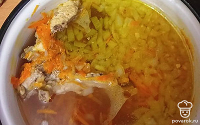 Когда пройдет 15-20 минут, добавьте лук с морковью в кастрюлю и варите еще 10 минут.