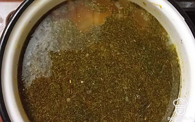 Через 10 минут, когда морковь и лук сварятся, добавьте в кастрюлю вермишель и тщательно перемешайте ее, чтобы она не слипались. Следом добавьте в кастрюлю сушеный укроп и снимите кастрюлю с плиты. Через 10 минут блюдо можно подавать к столу. 