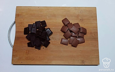 Плитки черного и молочного шоколада разделите на мелкие кусочки, чтобы они легко и быстро расплавились на огне. Растопите шоколад в миске на огне.