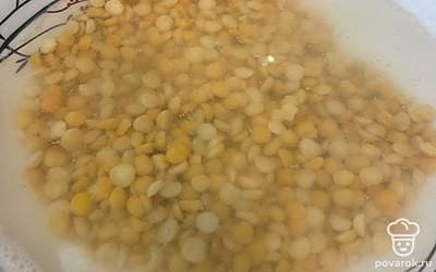 Заливаем горох на 30-60 минут. Затем тщательно промываем.